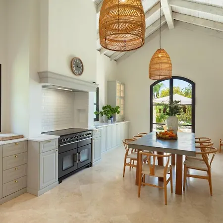 Villa Magnificent With Mediterranean Architecture Estepona