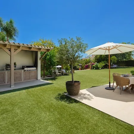 Villa Magnificent With Mediterranean Architecture Estepona